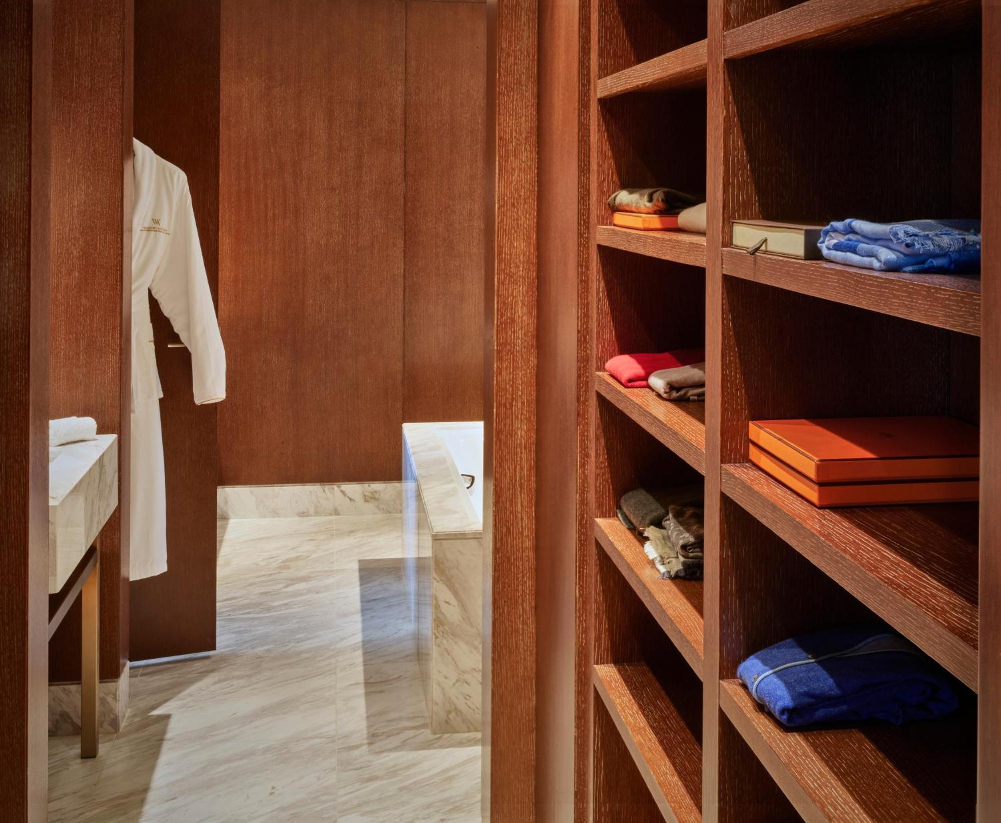 Waldorf Astoria Dubai International Financial Centre Ξενοδοχείο Εξωτερικό φωτογραφία A walk-in closet
