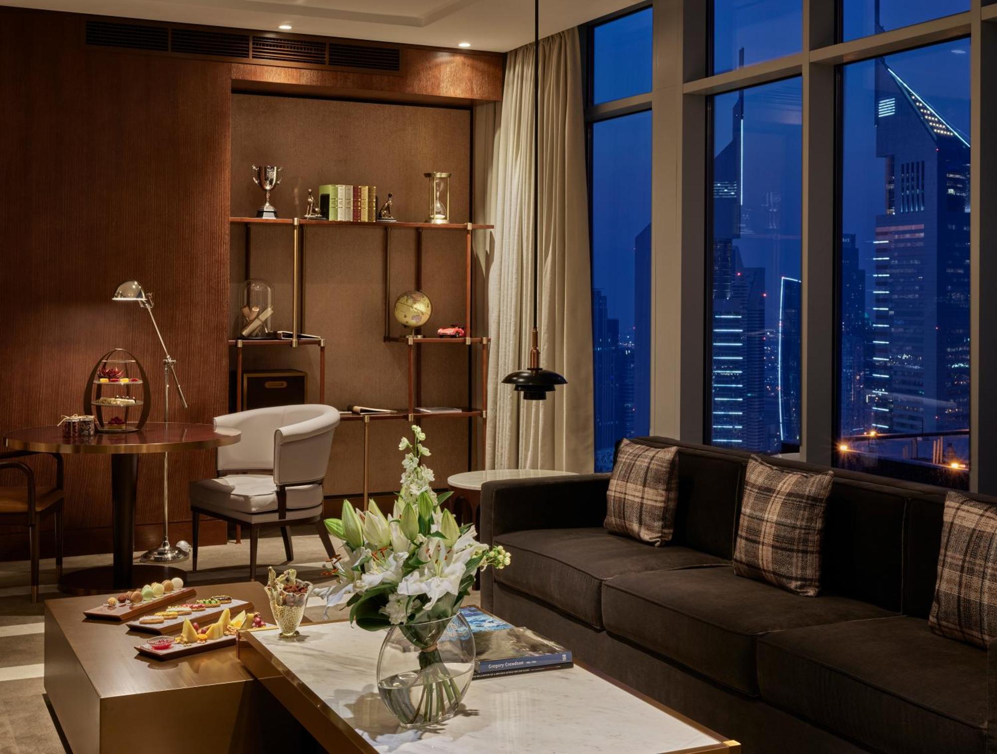 Waldorf Astoria Dubai International Financial Centre Ξενοδοχείο Εξωτερικό φωτογραφία The living room of a suite at the Ritz-Carlton, Dubai